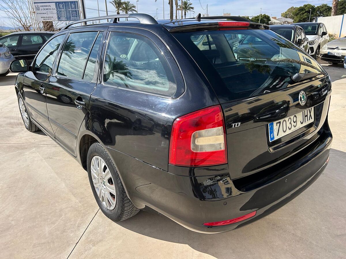 SKODA OCTAVIA AMBIENTE ESTATE 1.6 TDI AUTO SPANISH LHD IN SPAIN 80000 MILES 2011